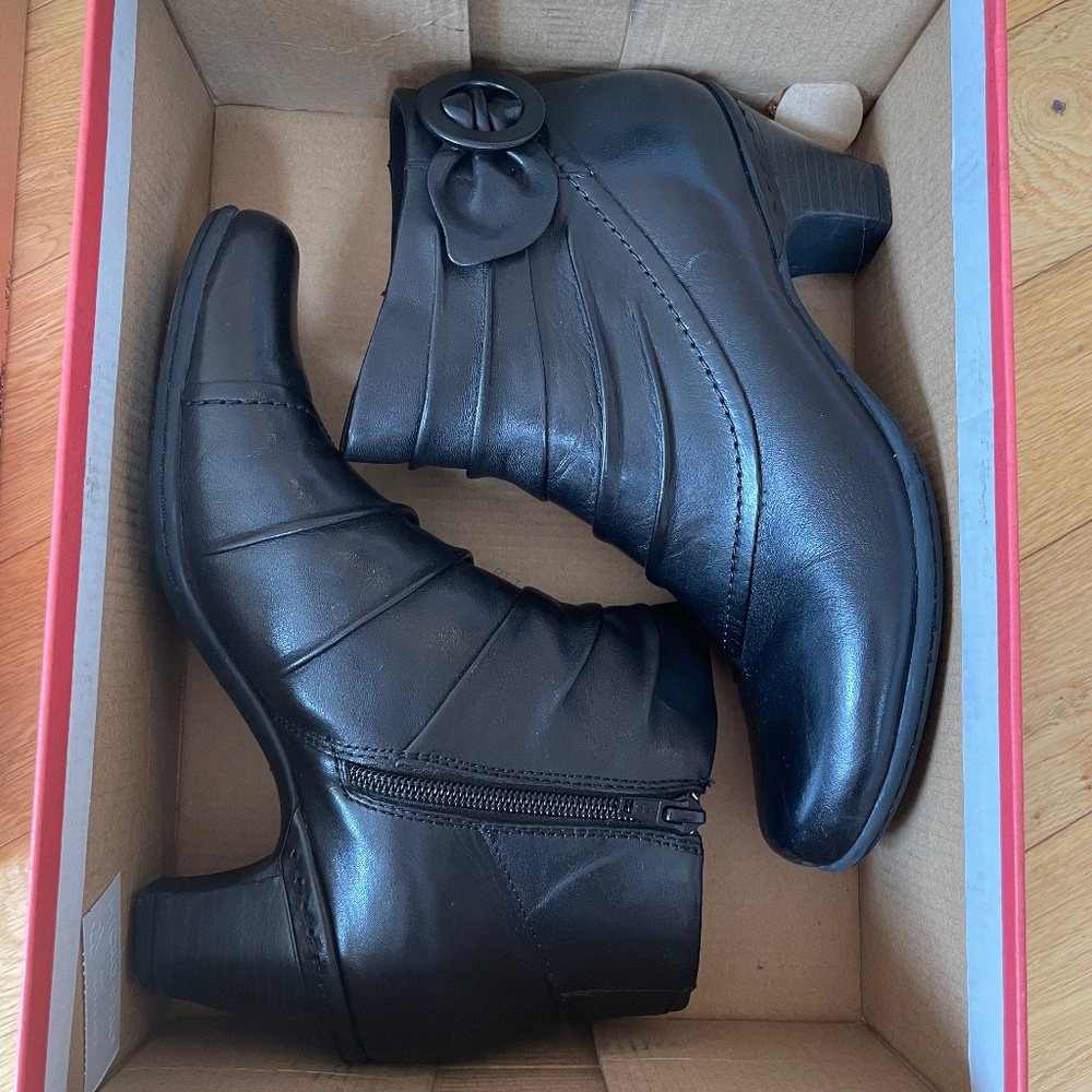 Black leather Cobb Hill booties